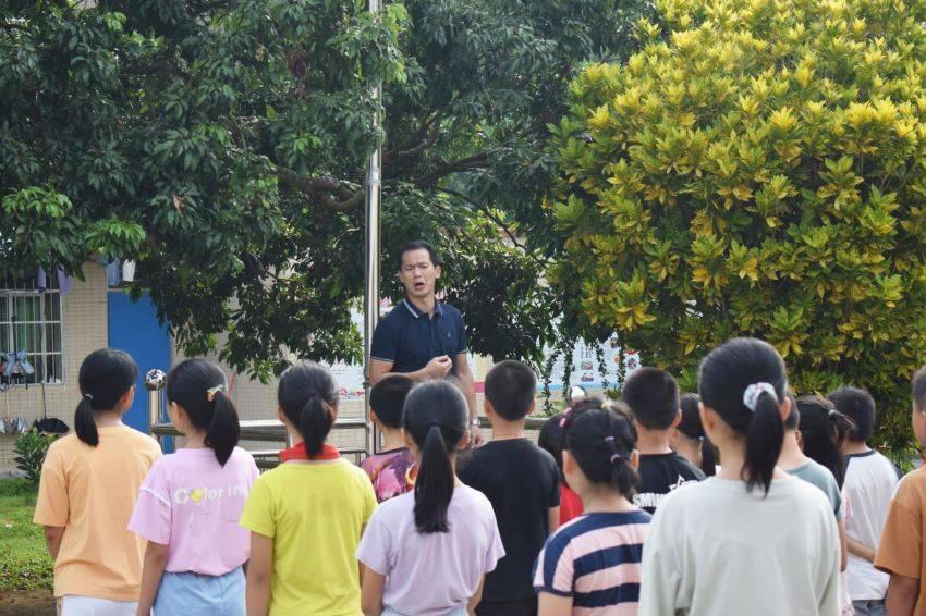 申军谊抛妻弃子与贾妮同居，被女儿痛恨20年，如今晚年过得如何？游戏画面